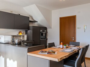 Microwave, oven, dishwasher, toaster - Beautiful apartment for 4 people with WIFI, pool, A/C, TV and balcony (Domaso)