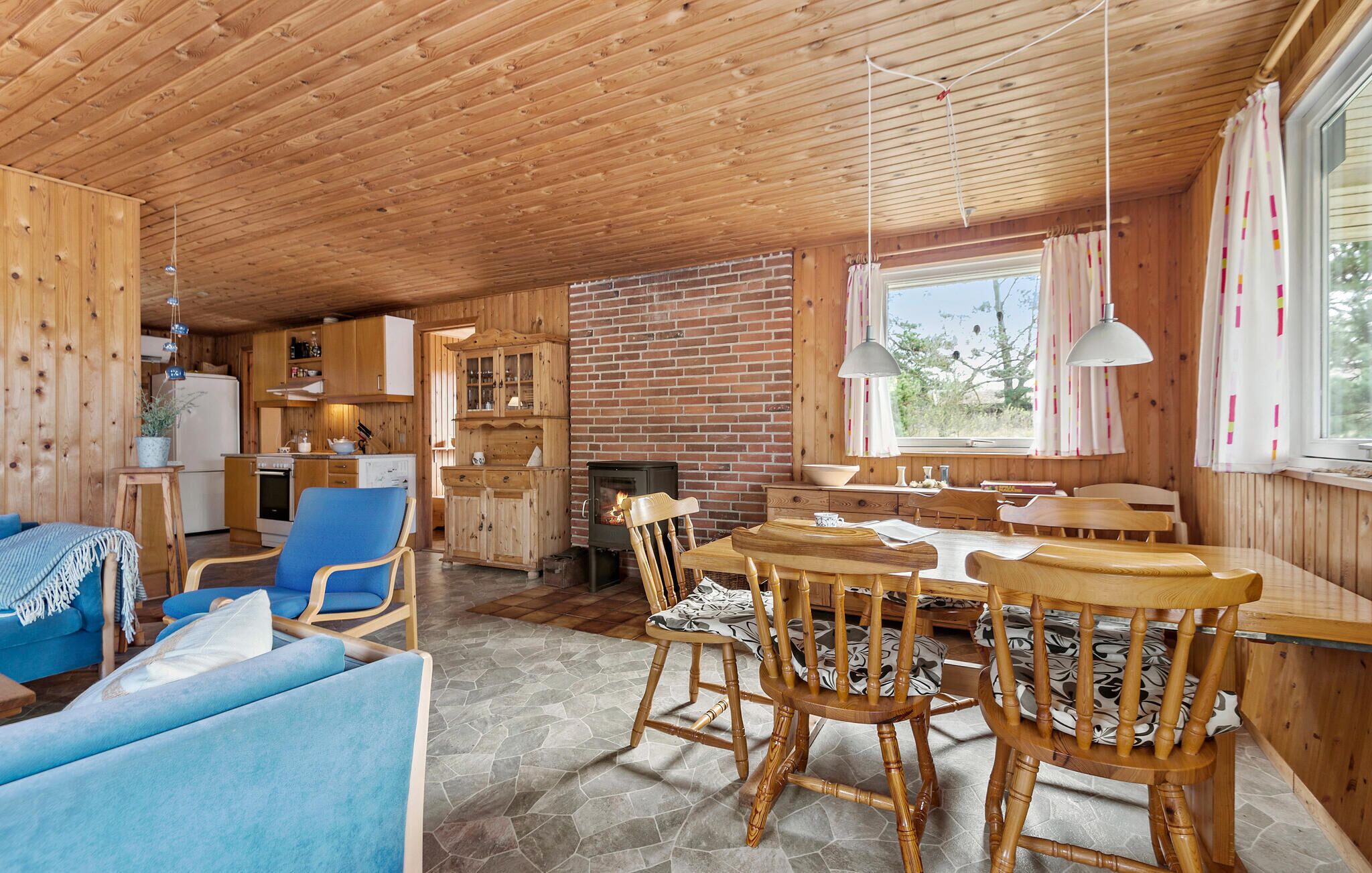Een gezellig interieur van een chalet, met een eethoek, keuken en woonkamer.