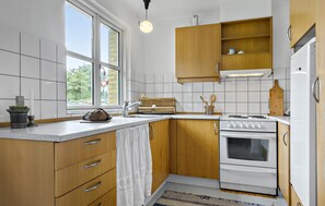 Refrigerador, parrilla de estufa y cafetera y tetera