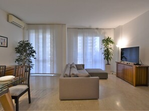 TV - Beautiful apartment for 6 guests with A/C, WIFI, TV and balcony (Milan)