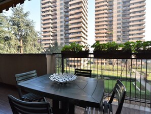 Outdoor dining - Beautiful apartment for 6 guests with A/C, WIFI, TV and balcony (Milan)