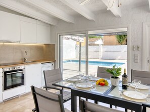 Dining - Beautiful private villa for 6 guests with private pool, WIFI, A/C, TV and patio (Empuriabrava)