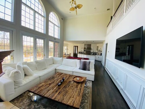 Spacious estate with 5 bedrooms and WiFi, AC in charming Sparta