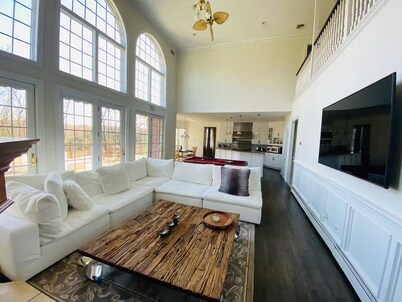 Spacious estate with 5 bedrooms and WiFi, AC in charming Sparta