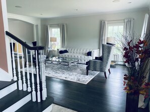 Smart TV, chimenea, reproductor de DVD y libros