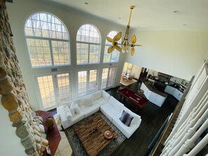 Smart TV, chimenea, reproductor de DVD y libros