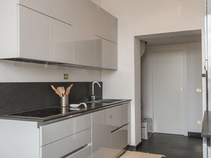 Horno, lavavajillas, mesa de comedor
