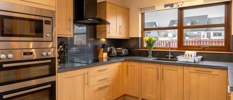 Een microgolfoven, een oven, een vaatwasser, een kinderstoel