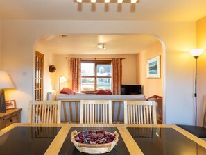 Interior - Beautiful  villa for 6 people with WIFI, TV and patio (Aviemore)