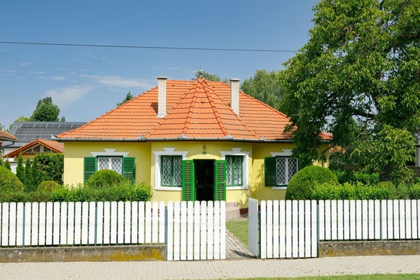 Plante, Propriété, Ciel, Fenêtre, Bâtiment, Arbre, Clôture, Palissade, Lot Terre, Maison