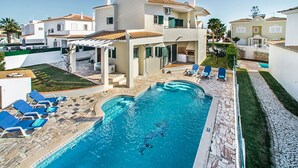 Une villa moderne dotée d’une piscine, d’un espace extérieur aménagé et d’un jardin bien entretenu.