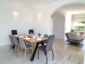 Dining - Wonderful private villa for 8 guests with A/C, private pool, WIFI, TV and patio (Albufeira)