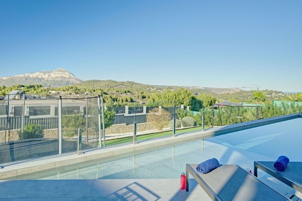 Cielo, Planta, Azul, Sombra, Mueble Para Exteriores, Cerca, Piscina, Diseño Urbano, Edificio, Árbol