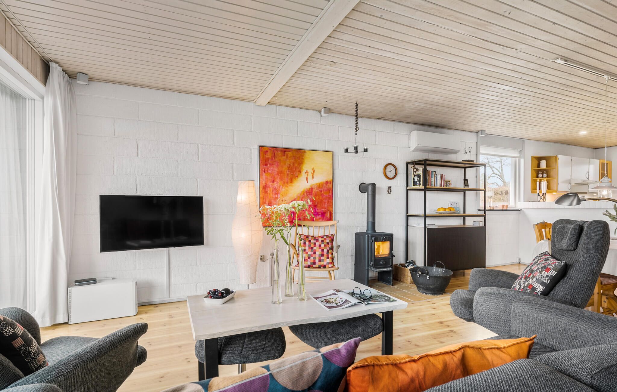 Smart TV, fireplace