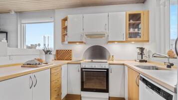 Geladeira, micro-ondas, cooktop, lava-louças