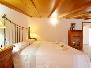 3 bedrooms, travel crib, free WiFi, bed sheets - Wonderful private villa for 6 guests with private pool, WIFI, A/C, TV, patio and panoramic view (Manacor)