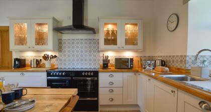 Wonderful private villa with hot tub, WIFI, TV, patio, pets allowed, panoramic view and parking