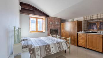 5 bedrooms, travel crib, free WiFi