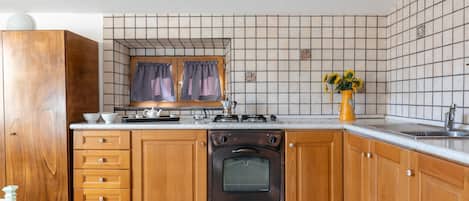 Refrigerador, parrilla de estufa y cafetera y tetera