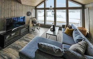 Smart TV, fireplace - Gorgeous home in Evje with lake view (Evje)