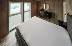 4 bedrooms, bed sheets