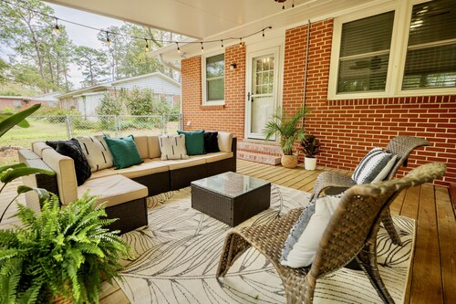 Southern Charmer, 4 Beds with/ Large Back Porch, Pets Welcomed!