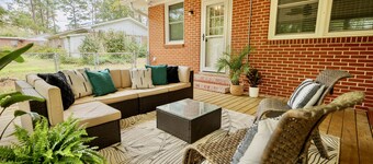 Southern Charmer, 4 Beds with/ Large Back Porch, Pets Welcomed!