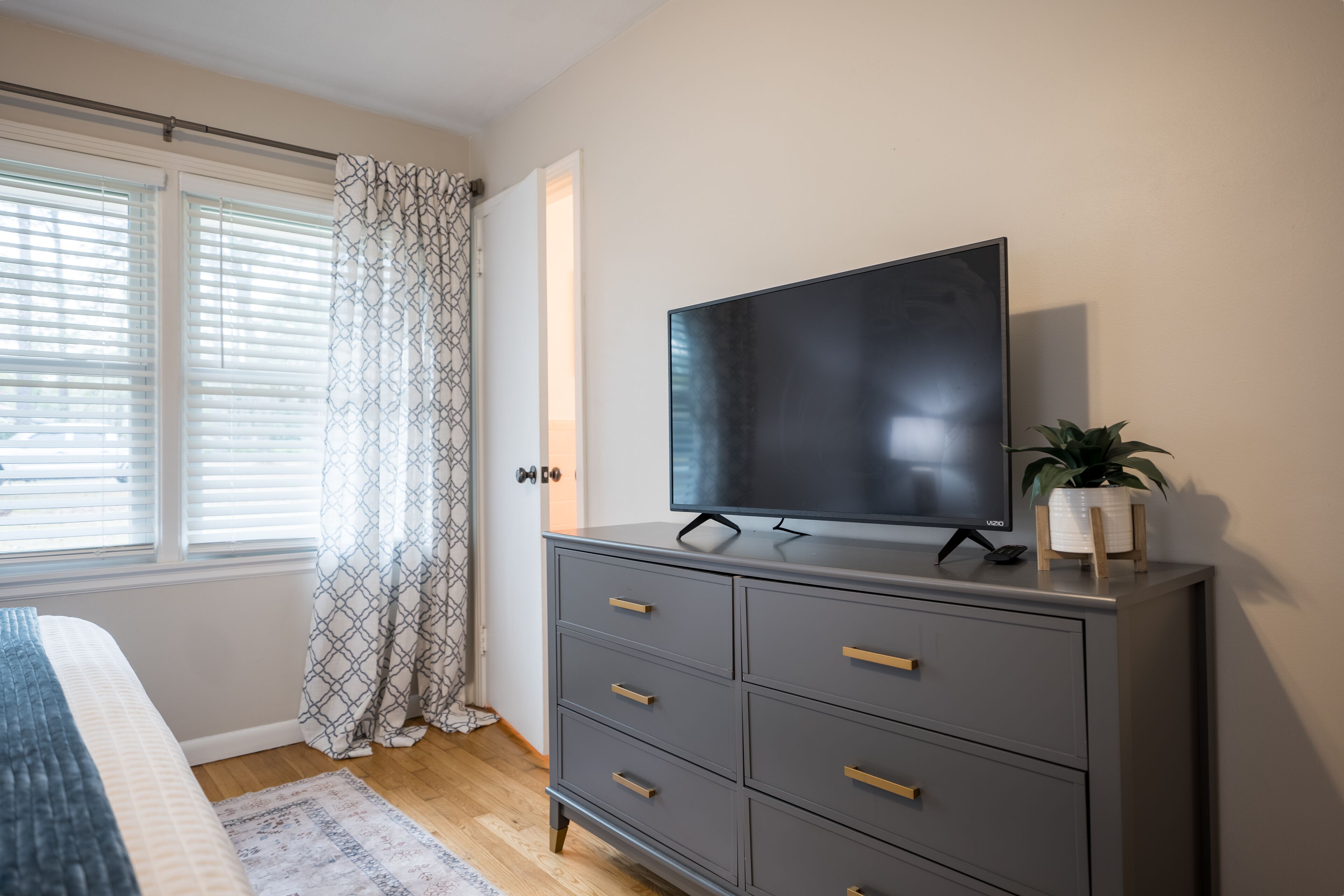 3 slaapkamers, een strijkplank/strijkijzer, wifi, beddengoed