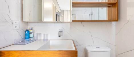 Ducha, artículos de higiene personal ecológicos y secador de pelo