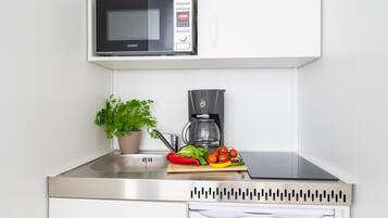 Fridge, stovetop, coffee/tea maker