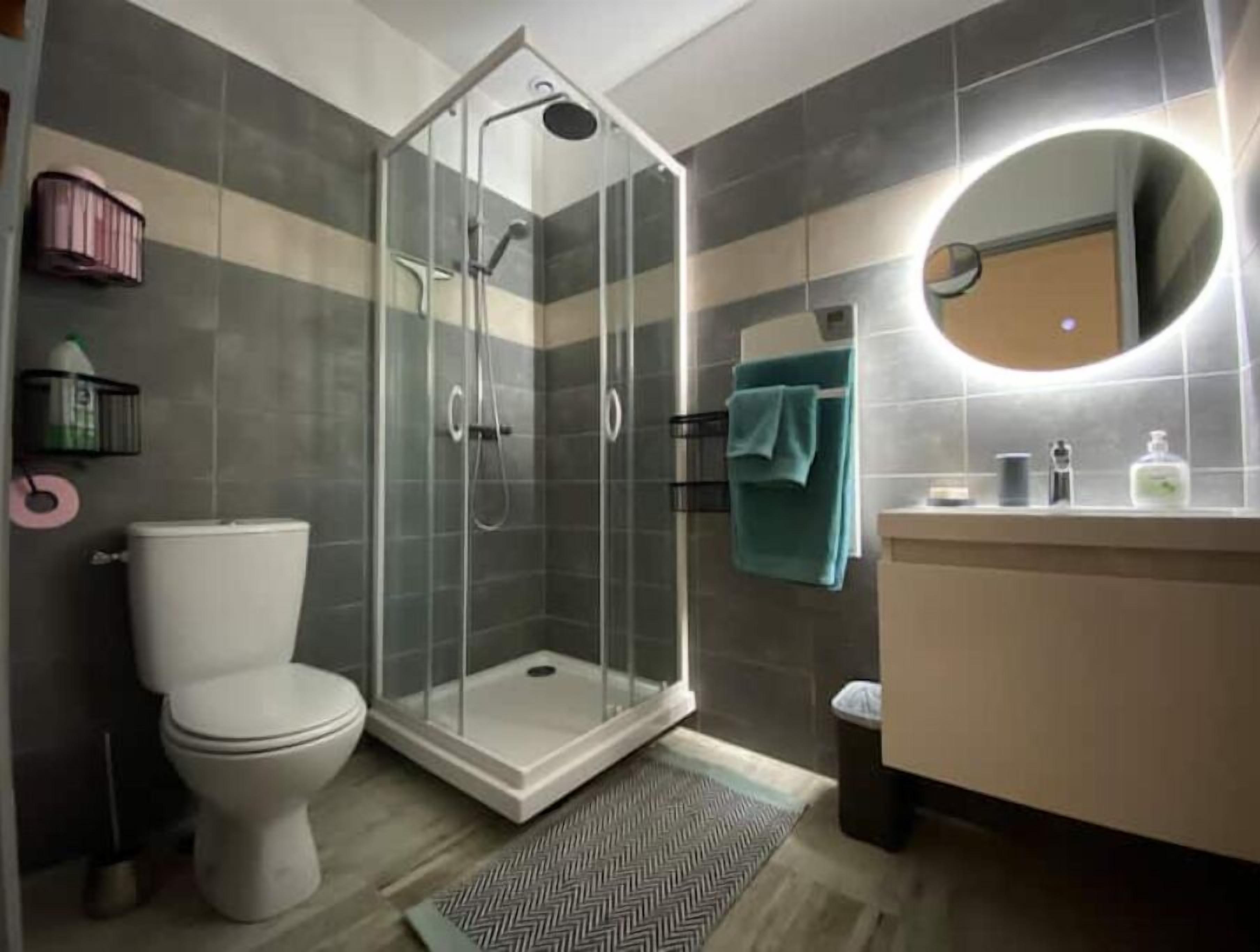 Douche, sèche-cheveux, serviettes fournies, savon