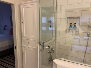 Dusche, Haartrockner, Seife, Shampoo
