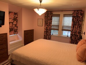 4 bedrooms, iron/ironing board, WiFi