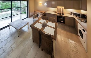 Frigorífico, horno, placa de cocina y lavavajillas