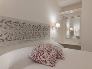 2 bedrooms, travel crib, bed sheets