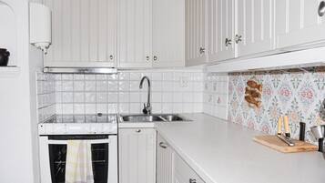 Kühlschrank, Mikrowelle, Herdplatte, Geschirrspüler