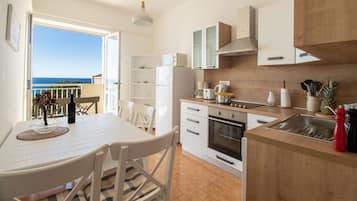 Geladeira grande, micro-ondas, fogão, lava-louças