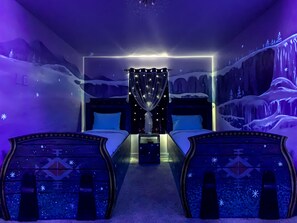 5 bedrooms, iron/ironing board, WiFi, bed sheets
