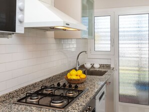 Mikrobølgeovn, ovn, oppvaskmaskin og brødrister