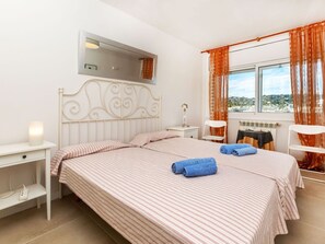 2 bedrooms, iron/ironing board, travel cot