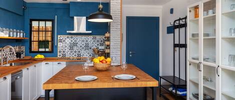 Microondas, horno, lavavajillas