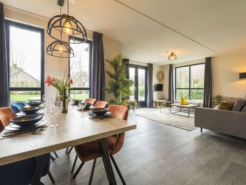 Stunning private villa for 6 guests with WIFI, hot tub, pool, TV and pets allowed