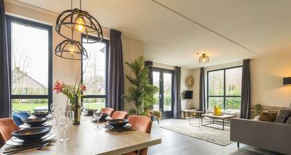 Stunning private villa for 6 guests with WIFI, hot tub, pool, TV and pets allowed