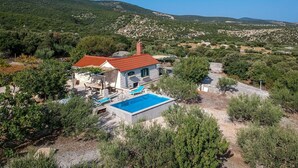 A villa with a swimming pool, surrounded by greenery and hills. - Stunning private villa for 5 people with WIFI, A/C, private pool, TV, terrace and panoramic view (Podstrana)