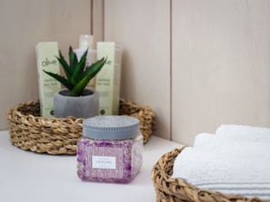 Bathroom amenities - Beautiful private villa for 5 guests with private pool, WIFI, A/C, TV, terrace and panoramic view (Podstrana)