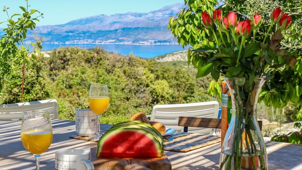 A table set outdoors with a view of mountains and a body of water. - Stunning private villa for 5 people with WIFI, A/C, private pool, TV, terrace and panoramic view (Podstrana)