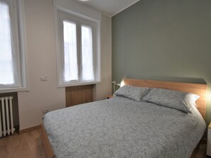 1 bedroom, iron/ironing board, travel cot, free WiFi