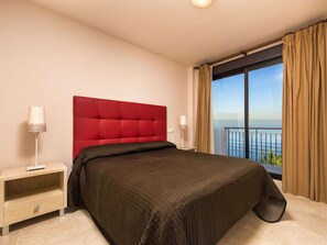 2 bedrooms, travel cot, free WiFi, bed sheets