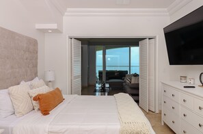 2 chambres, coffres-forts dans les chambres, fer et planche à repasser