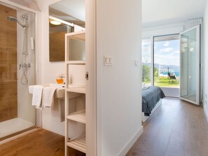 2 bedrooms, travel cot, free WiFi, bed sheets